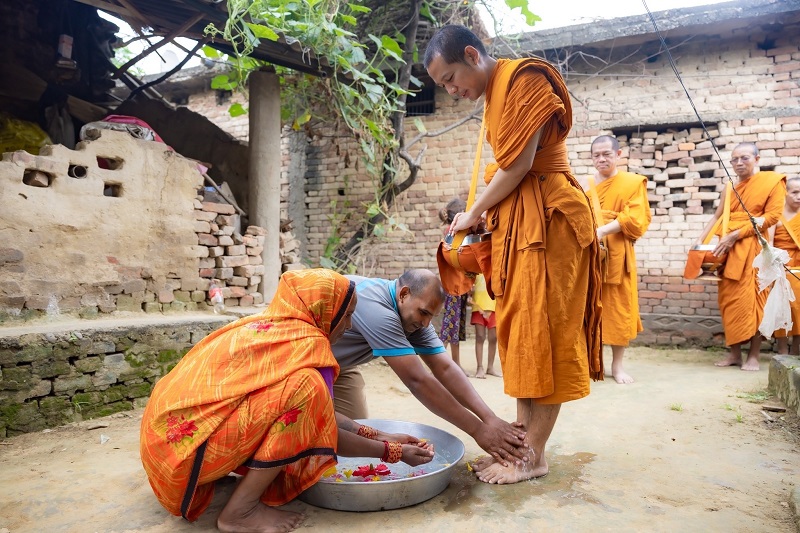 คณะพระสงฆ์ และแม่ชี ในโครงการ โรงเรียนเตรียมพระธรรมทูตจิตอาสา ออกรับบิณฑบาตประกาศพระศาสนา ณ ประเทศเนปาล
