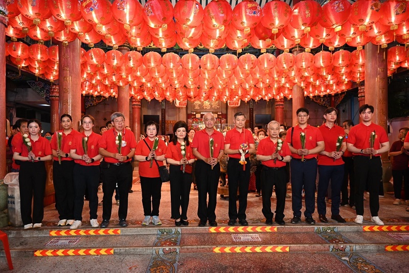 มูลนิธิป่อเต็กตึ๊ง จัดพิธีเวียนธูปศักดิ์สิทธิ์ครั้งยิ่งใหญ่ เนื่องในเทศกาลตรุษจีน ประจำปี 2568 เพื่อตั้งจิตอธิษฐานต่อเทพยดาฟ้าดิน (เจ้าแห่งสวรรค์) ขอให้ตนเองและครอบครัว เฮงๆ ตลอดปีมะเส็ง