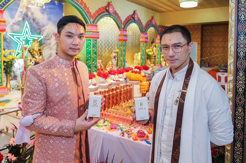 สุดปัง ชีส พีรกร – เอ พศิน ร่วมปลุกเสกน้ำหอม พี.เอส.ดิวาลี ดึงพลังบวกสู่ชีวิต