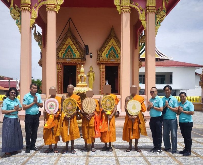 บวชแล้ว สภ.หนองแค จัดพิธีอุปสมบทหมู่อดีตผู้เสพยากลับตัว ถวายเป็นพระราชกุศล ในหลวง ร.10
