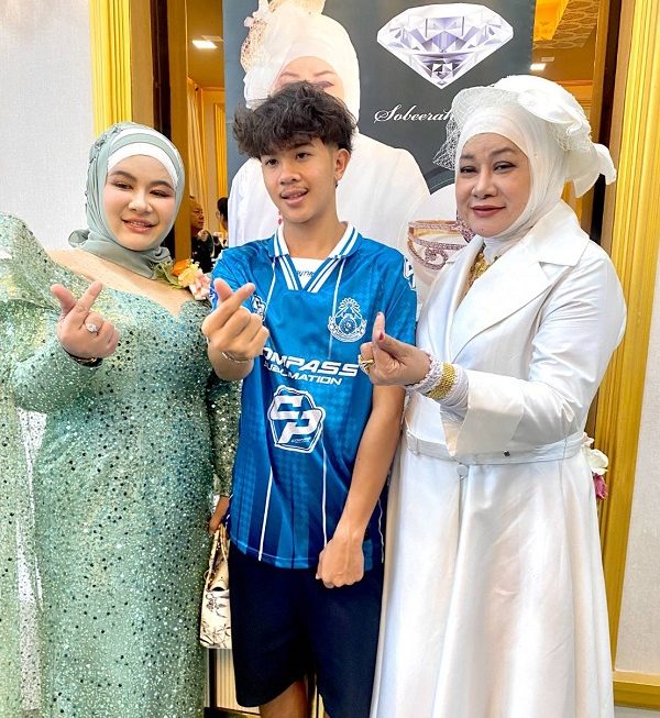 ร้านเพชร ซอบีระห์เจมส์ เปิดร้านเลี้ยงอาหารต้อนรับ ทีมฟุตบอลหมอนทองวิทยา พร้อมมอบทุน แฟนคลับร่วมต้อนรับเนืองแน่น